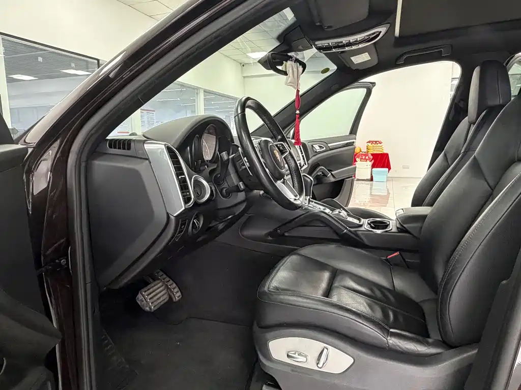Porsche Cayenne — миниатюра 8
