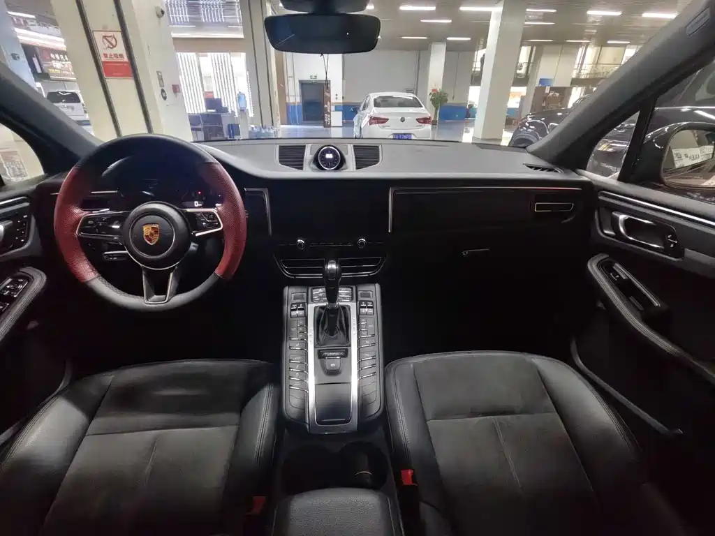 PORSCHE MACAN