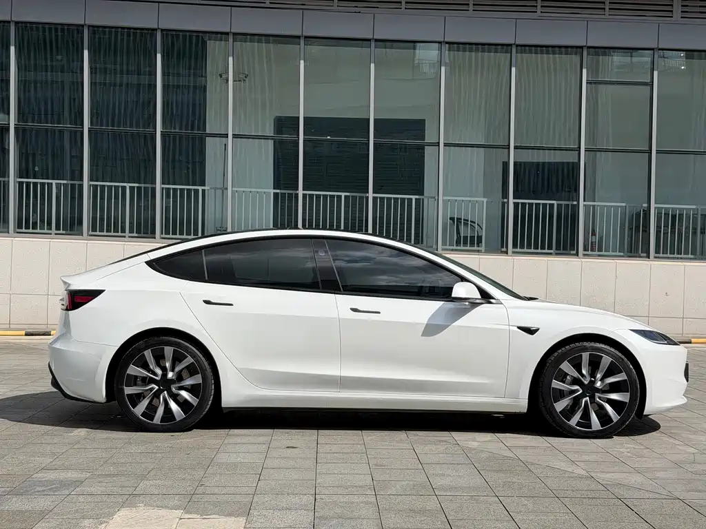 Tesla Model 3 — миниатюра 7