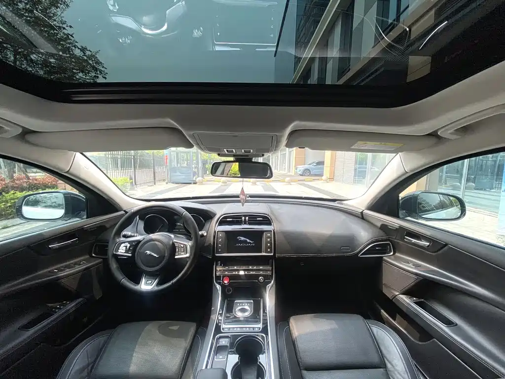 Jaguar XE — миниатюра 6
