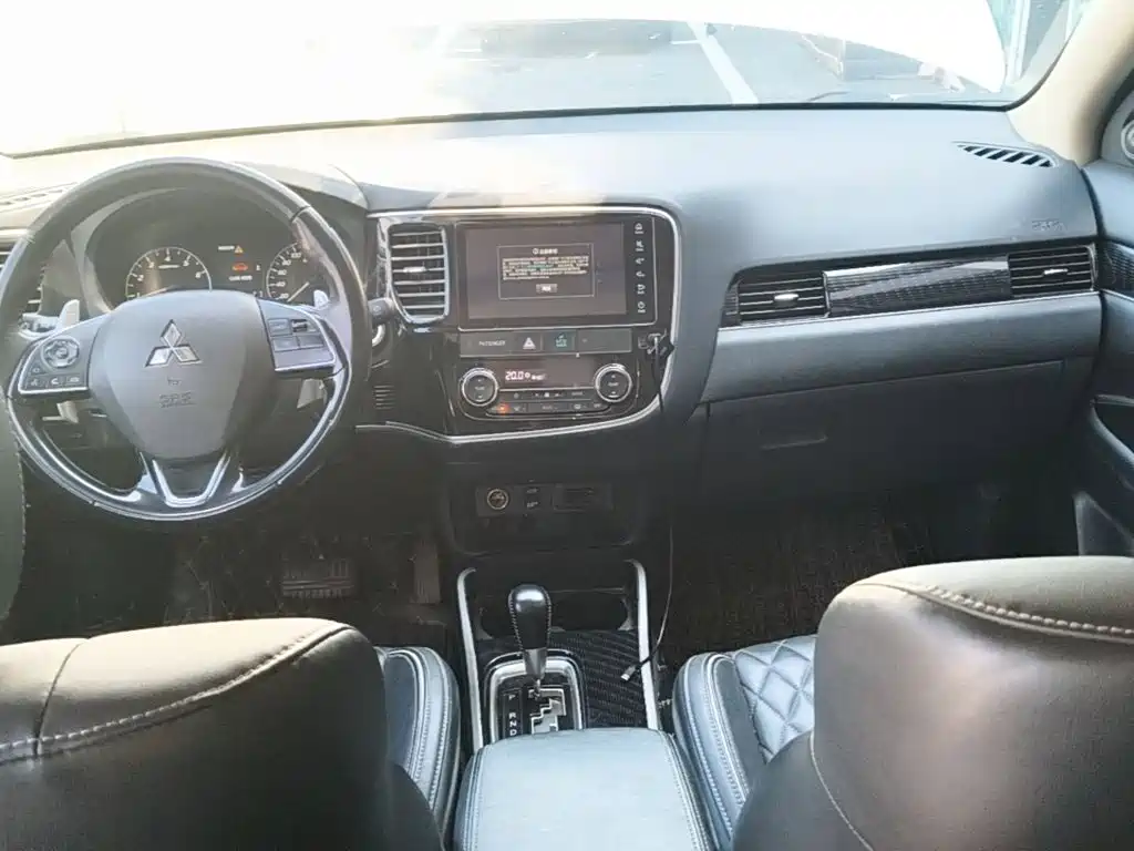 Mitsubishi Outlander — миниатюра 10
