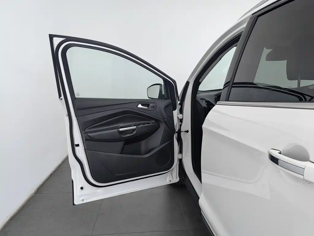 Ford Kuga — миниатюра 8