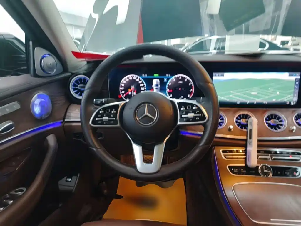 Mercedes-Benz E-Class — миниатюра 11