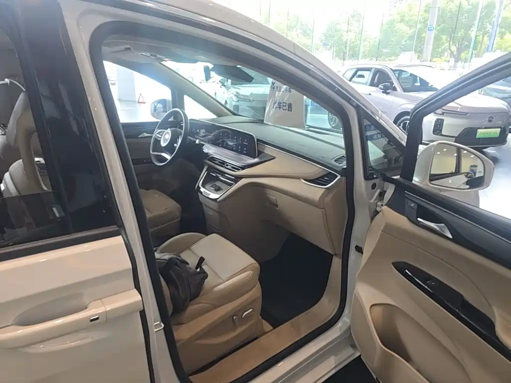Buick GL8 Hybrid — миниатюра 11
