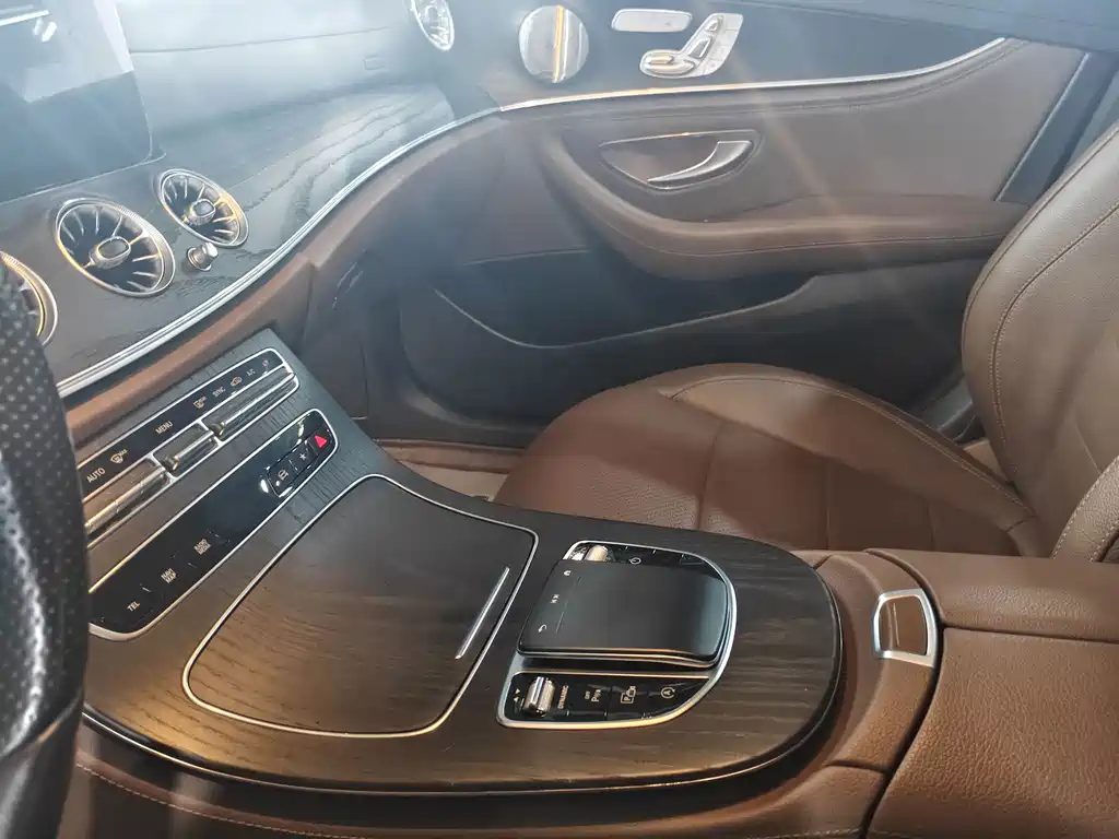 Mercedes-Benz E-Class — миниатюра 9