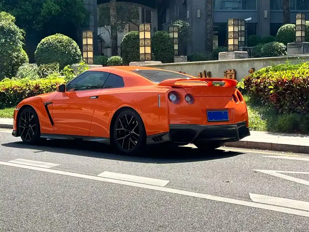 NISSAN GT R
