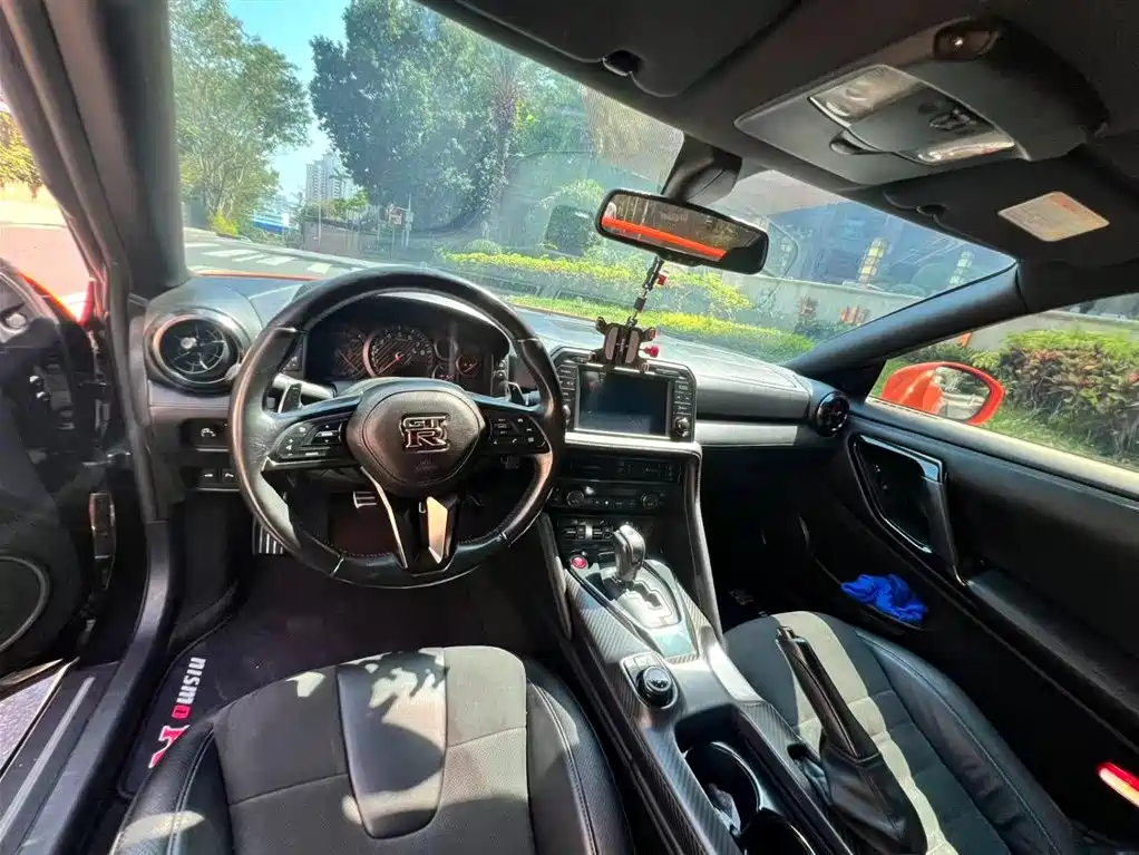 NISSAN GT R