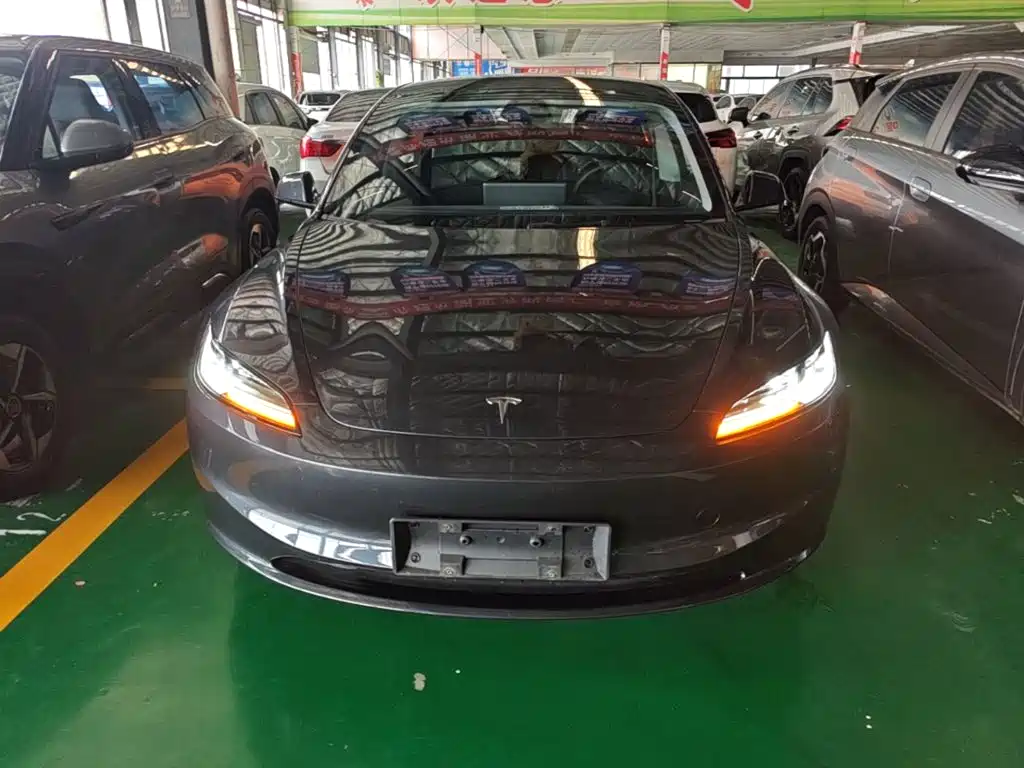 Tesla Model 3 — миниатюра 3