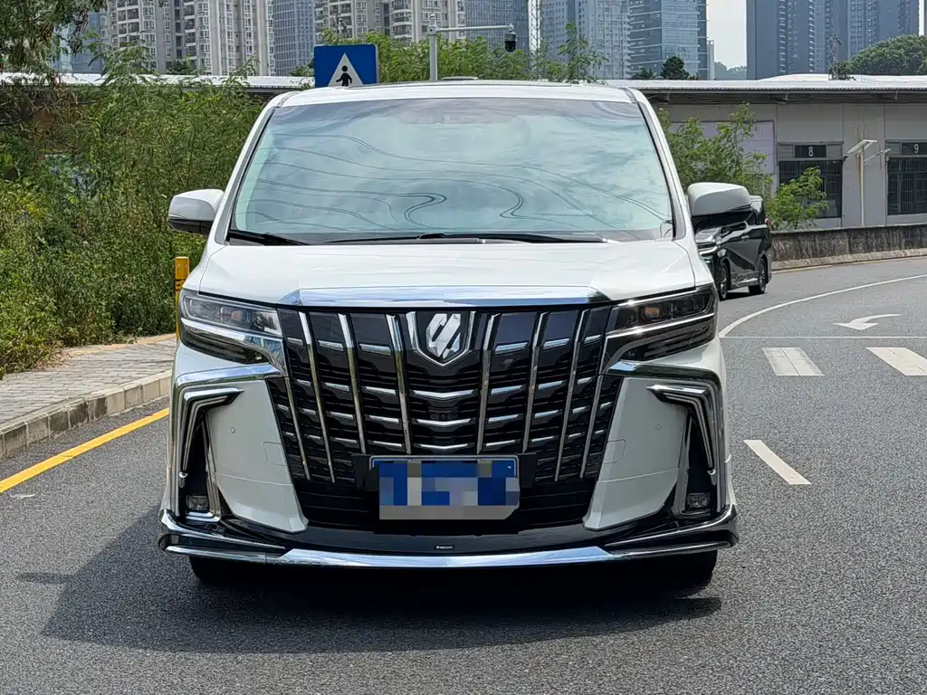 Toyota Alphard — миниатюра 2