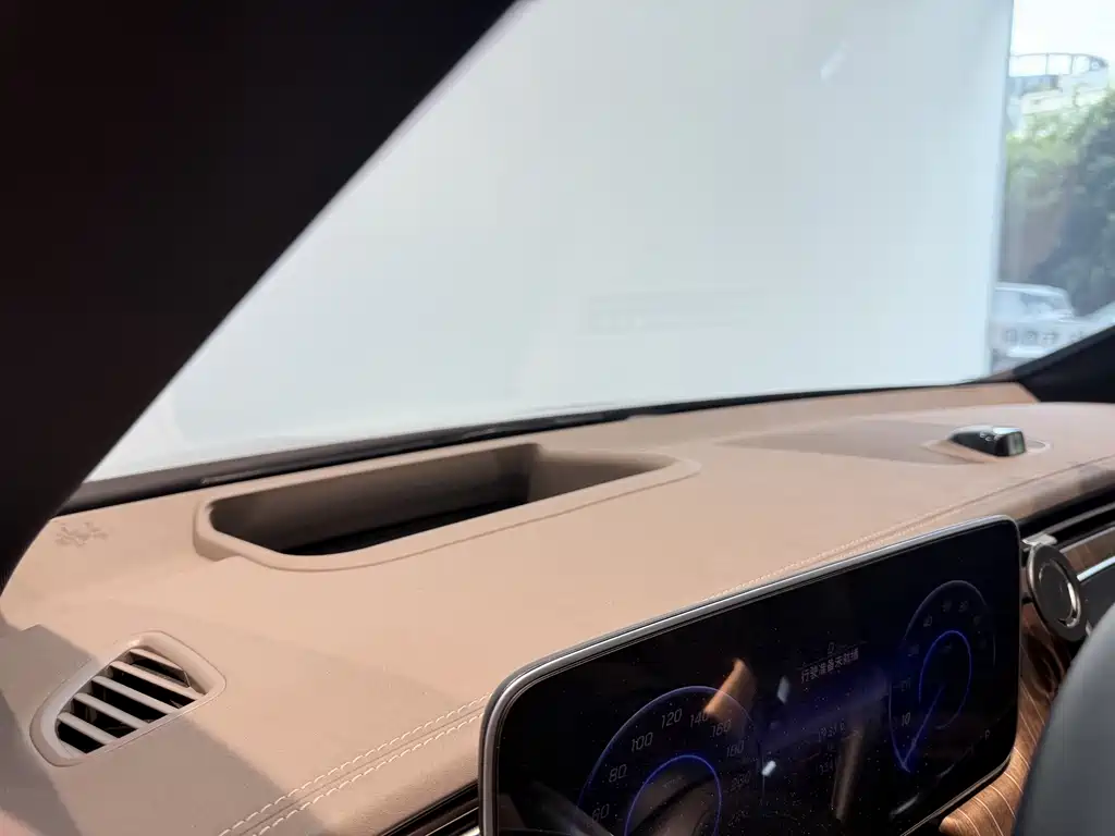Mercedes-Benz EQE SUV — миниатюра 8