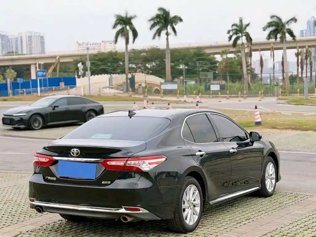 Toyota Camry — миниатюра 4