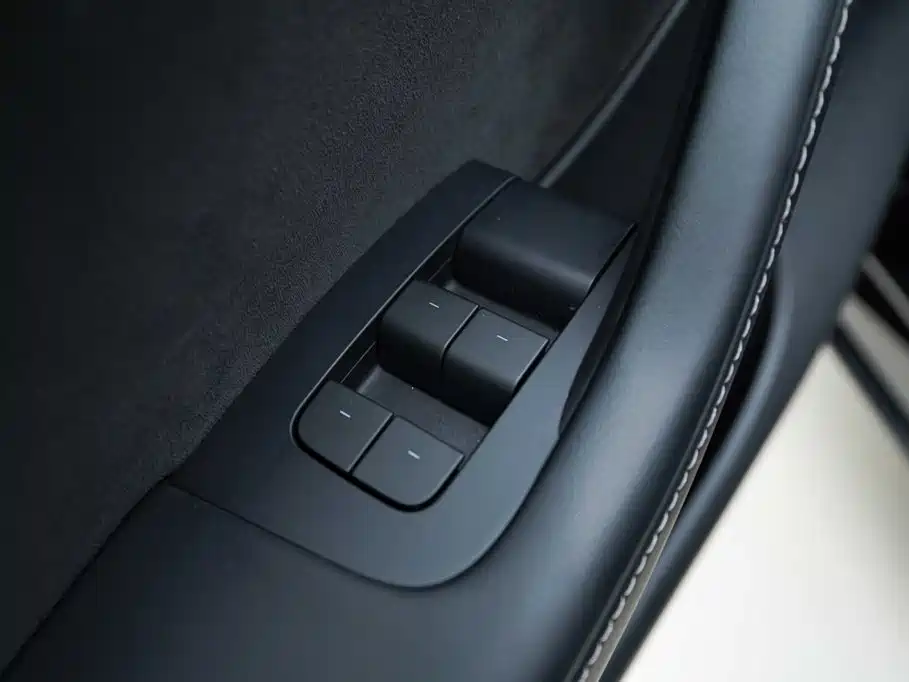 Tesla Model Y — миниатюра 9