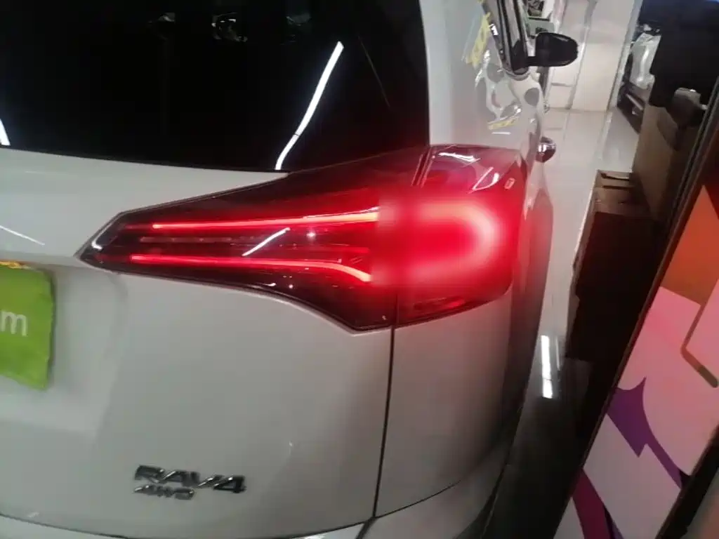 Toyota RAV4 — миниатюра 8