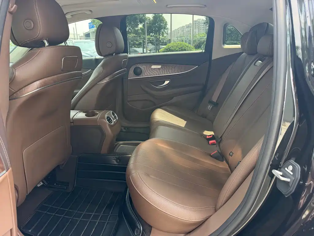 Mercedes-Benz E-Class — миниатюра 14
