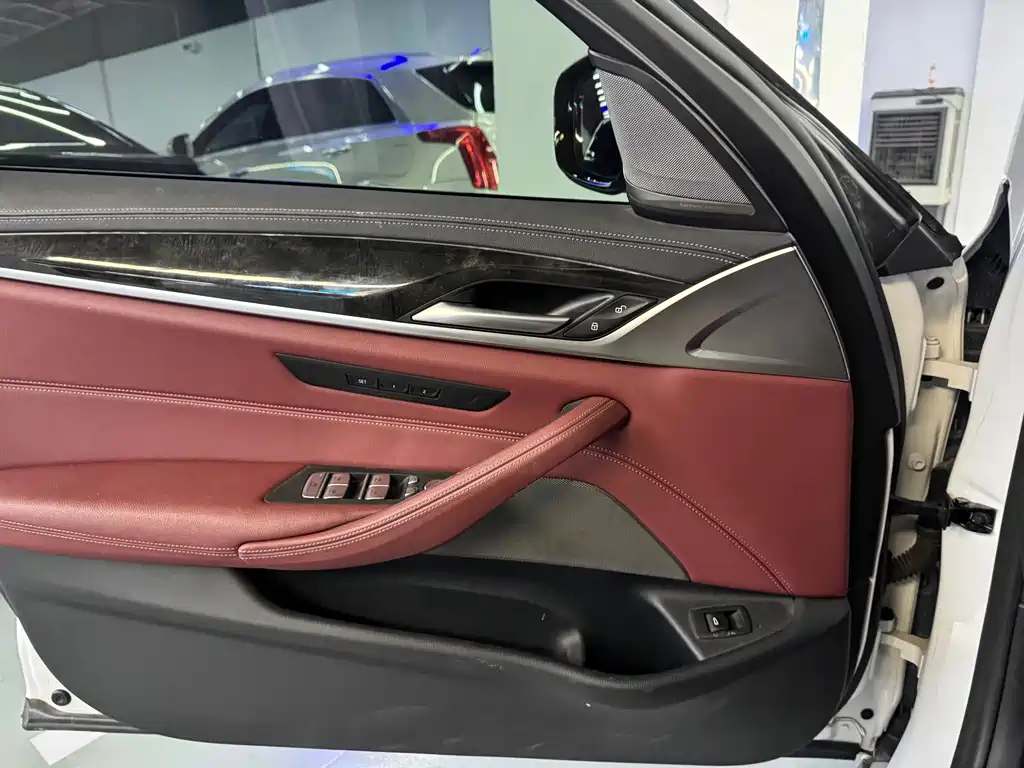 BMW 5 Series — миниатюра 8
