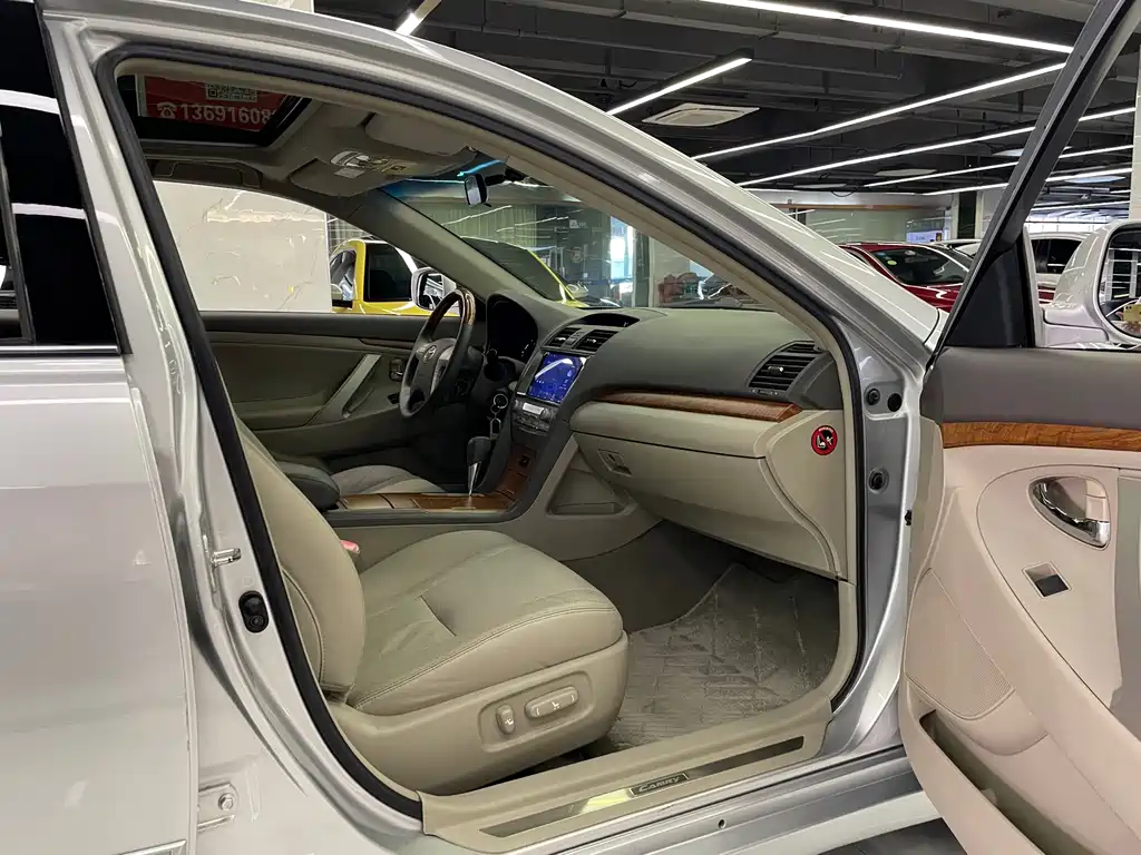 Toyota Camry — миниатюра 8
