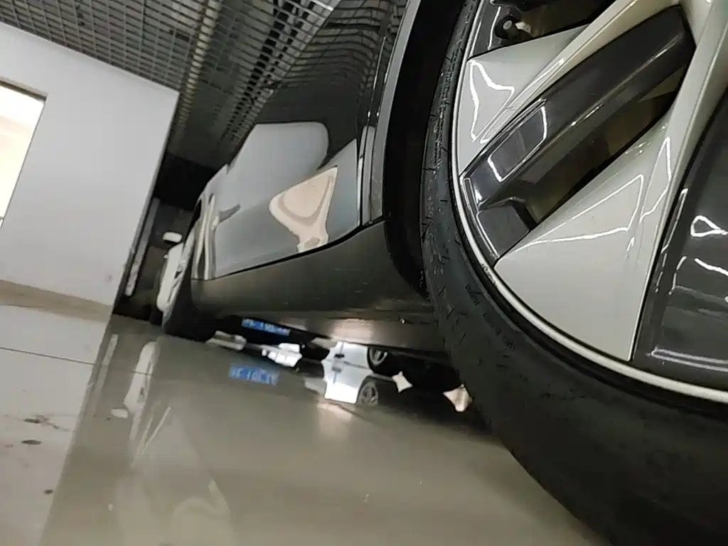 Tesla Model Y — миниатюра 21