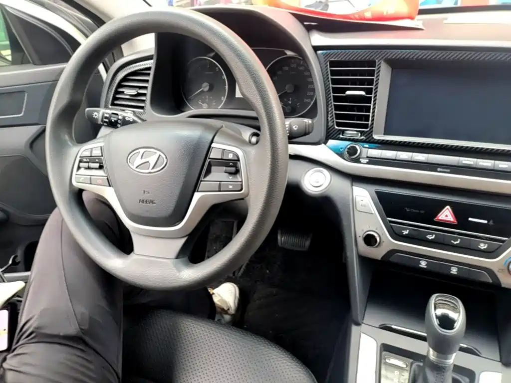 Hyundai Elantra — миниатюра 10