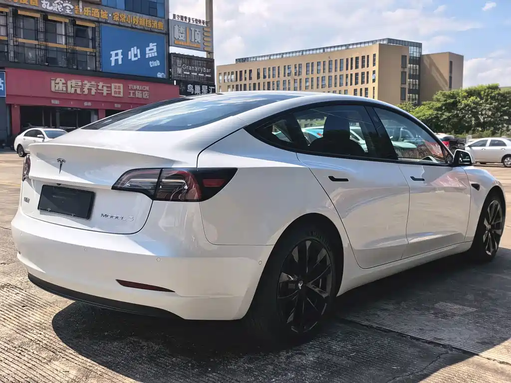Tesla Model 3 — миниатюра 6