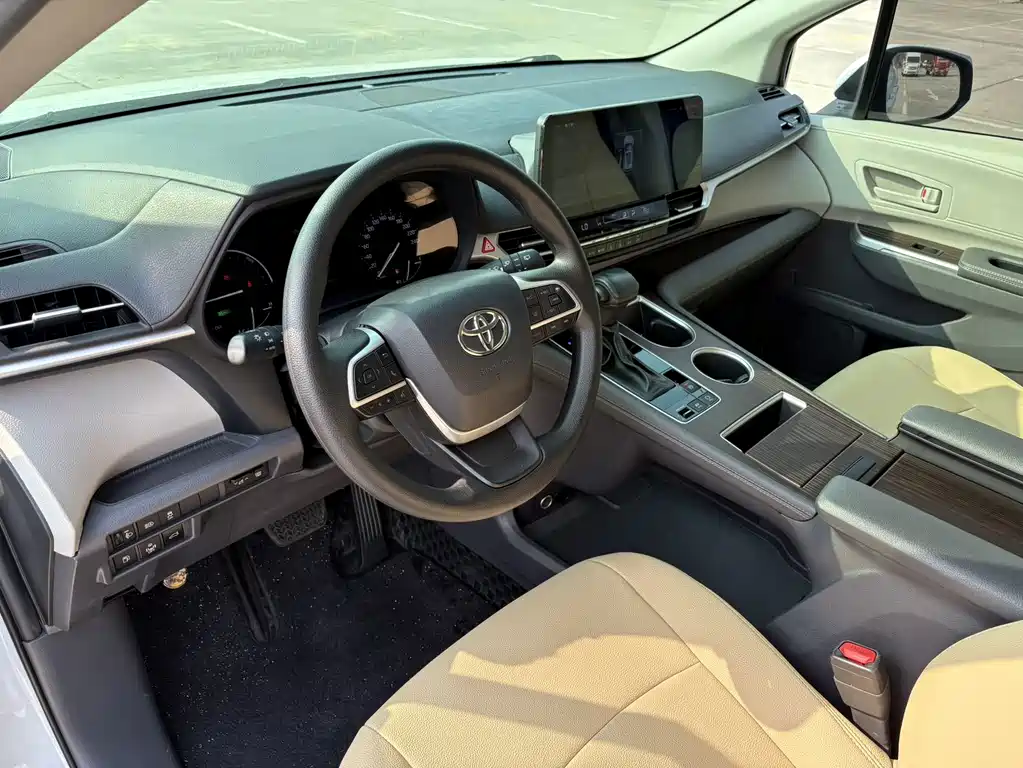 Toyota Sienna — миниатюра 10