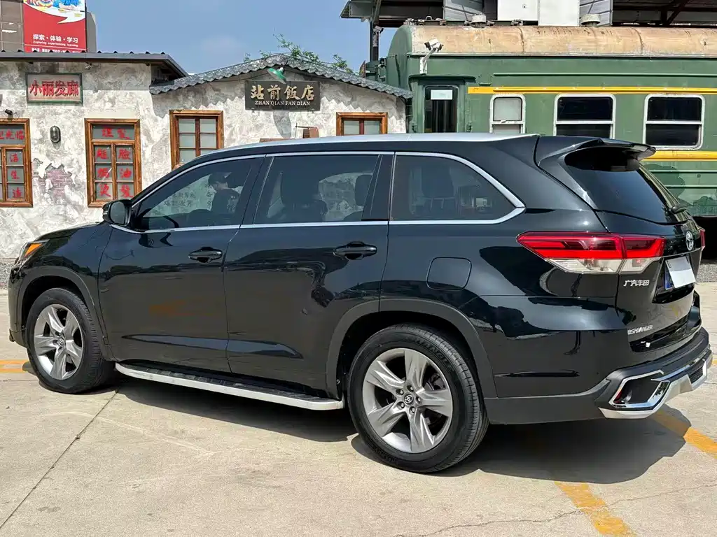 Toyota Highlander 2021 2.0T Luxury 7 мест
