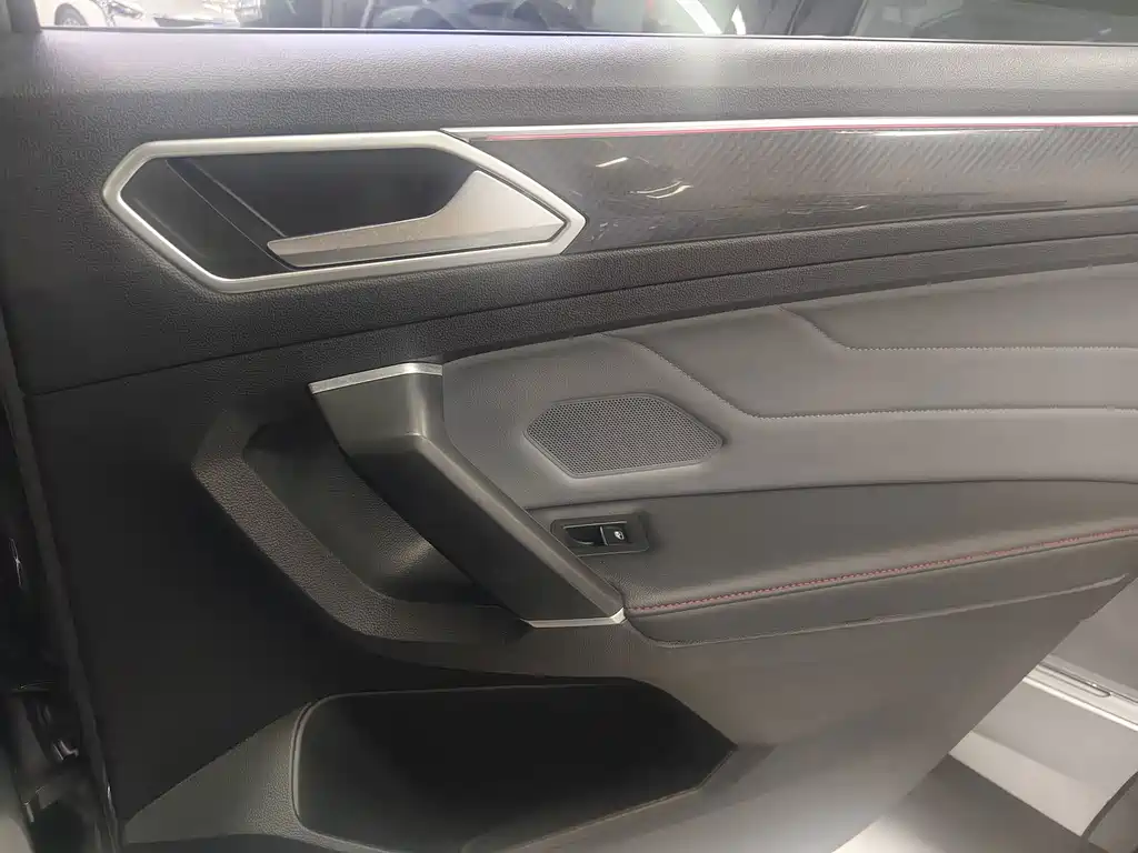 Volkswagen Tiguan L — миниатюра 10