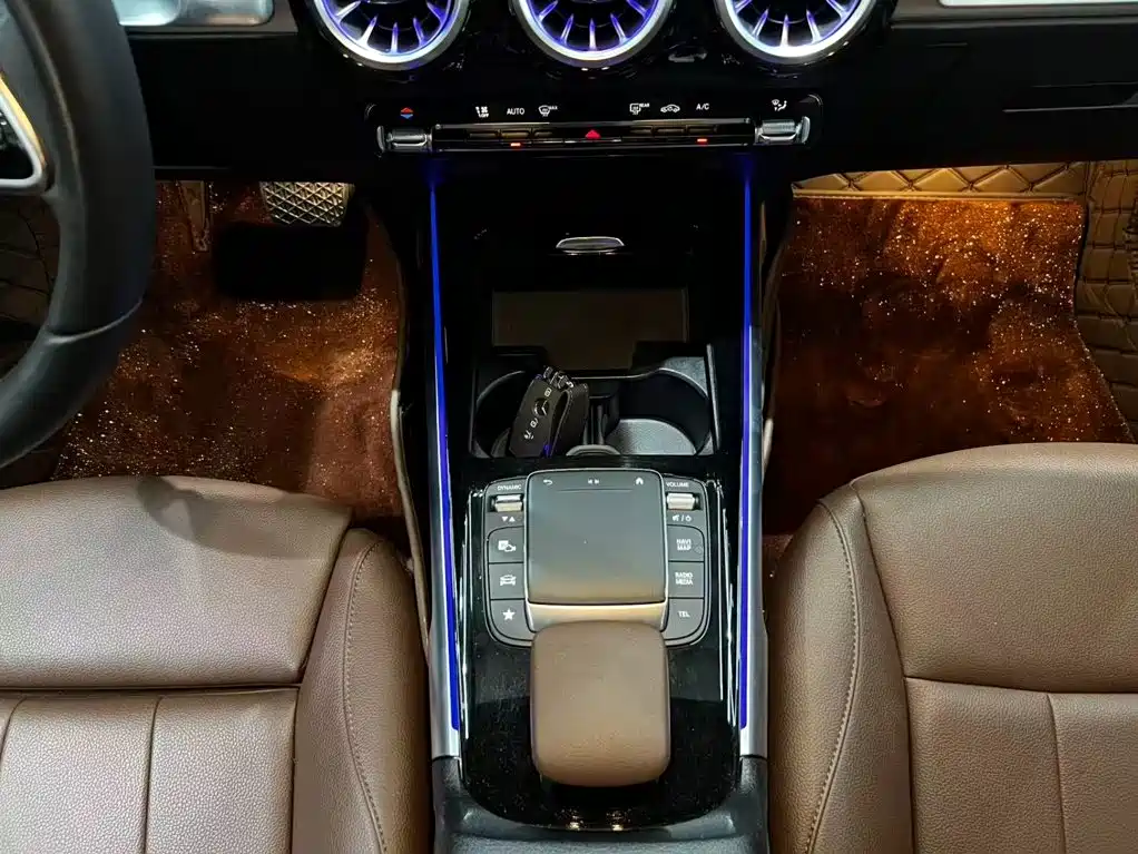Mercedes-Benz GLB — миниатюра 8