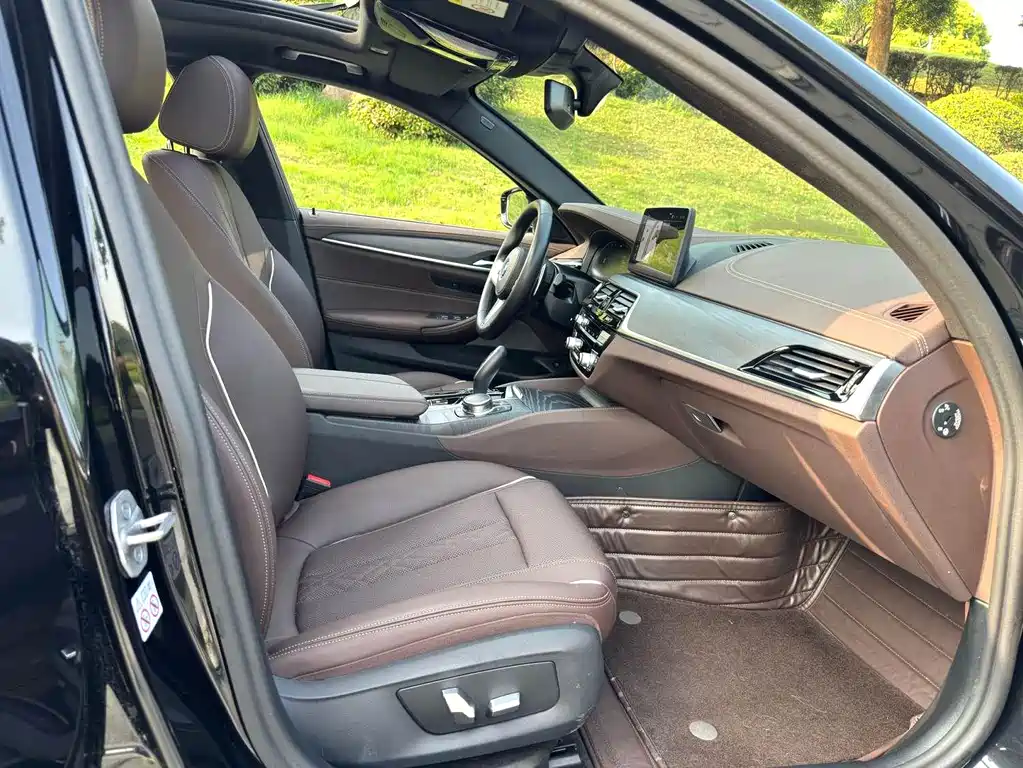 BMW 5 Series — миниатюра 5