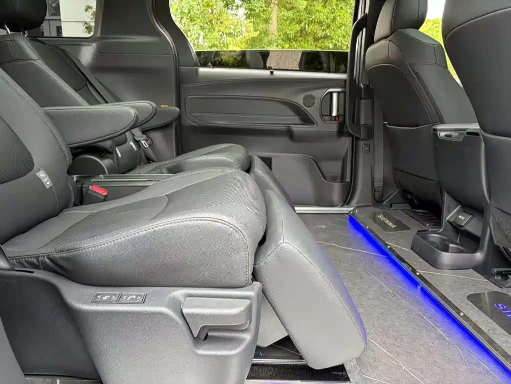 Toyota Sienna — миниатюра 12