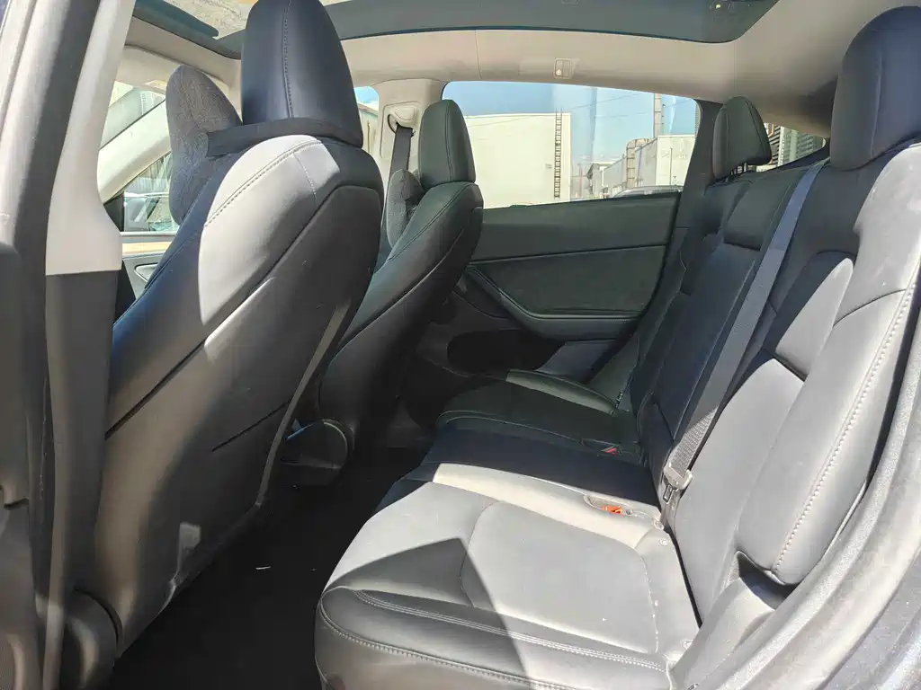 Tesla Model Y — миниатюра 11