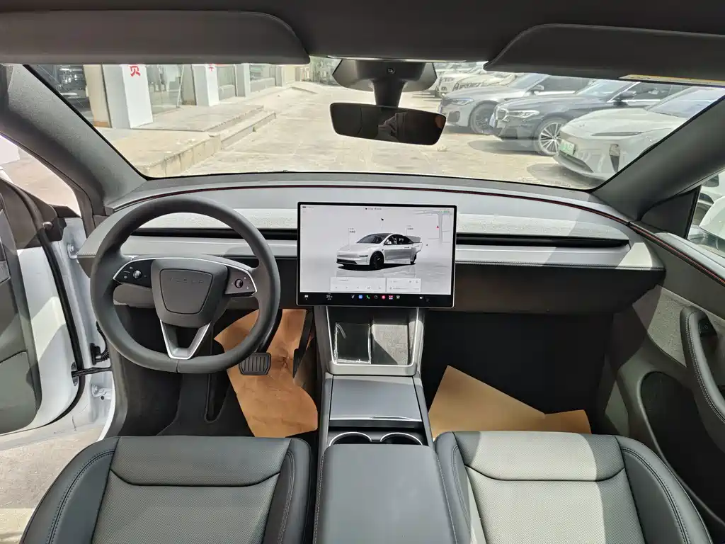 Tesla Model Y — миниатюра 6