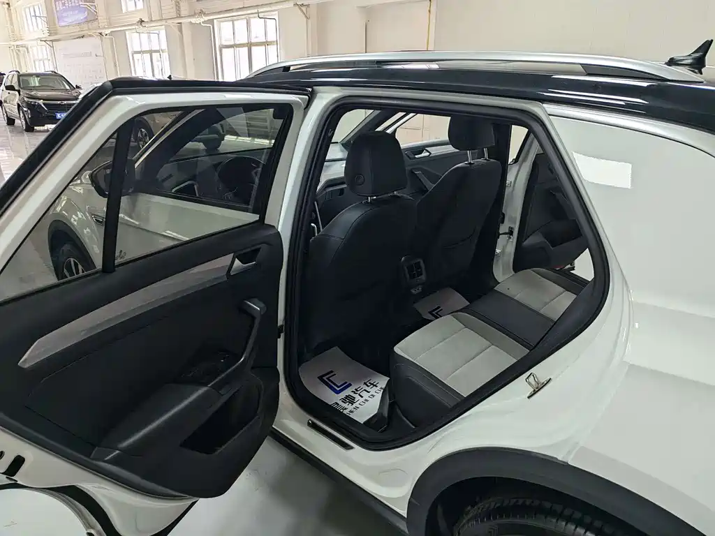 Volkswagen T-Roc — миниатюра 12