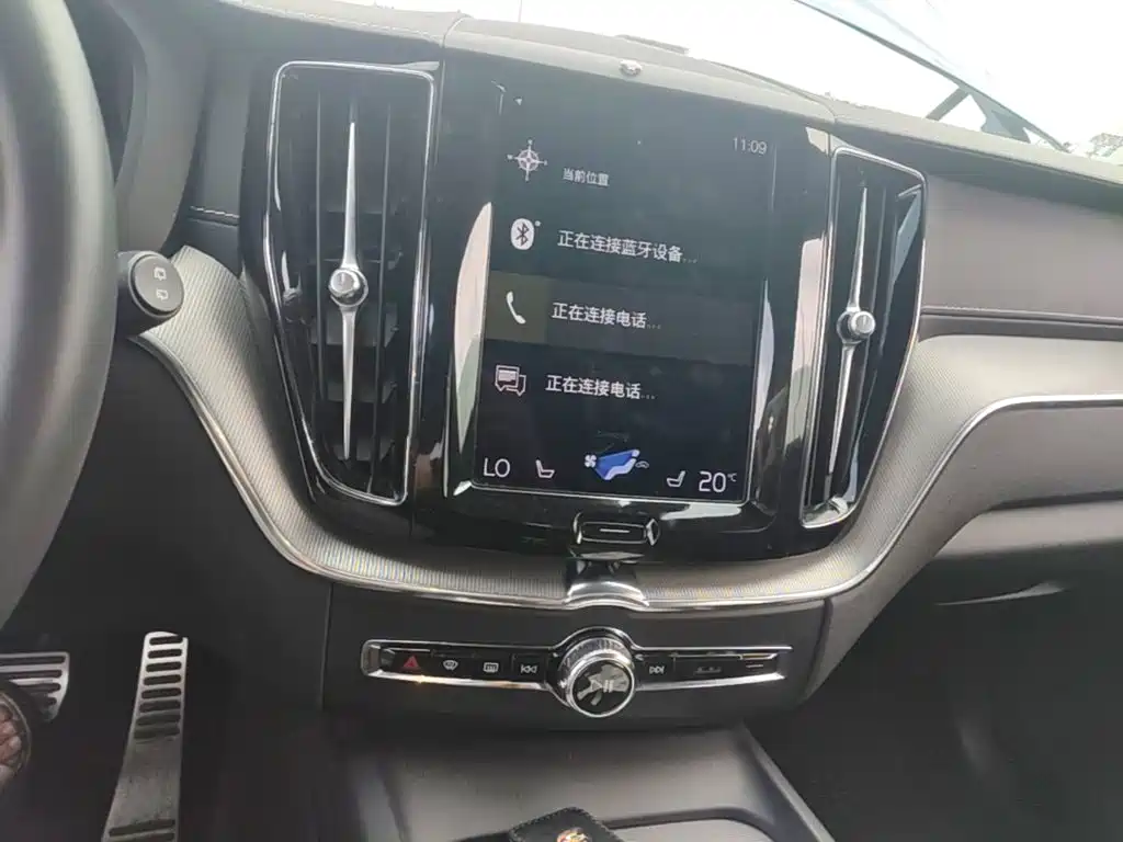 Volvo XC60 PHEV — миниатюра 13