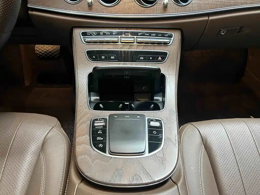 Mercedes-Benz E-Class — миниатюра 7