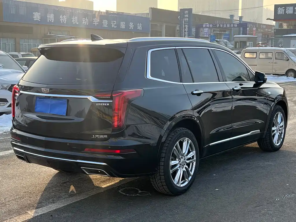 CADILLAC XT6