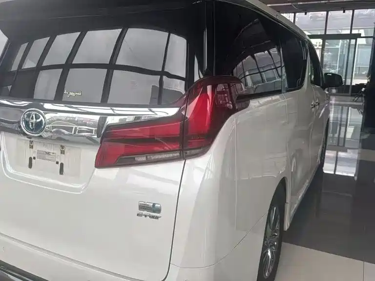 Toyota Alphard — миниатюра 8