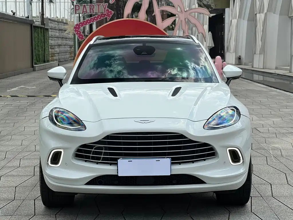 ASTON MARTIN DBX