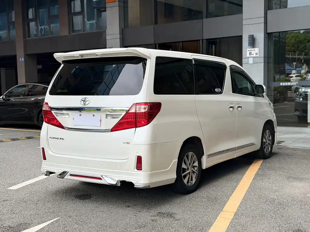 Toyota Alphard — миниатюра 19