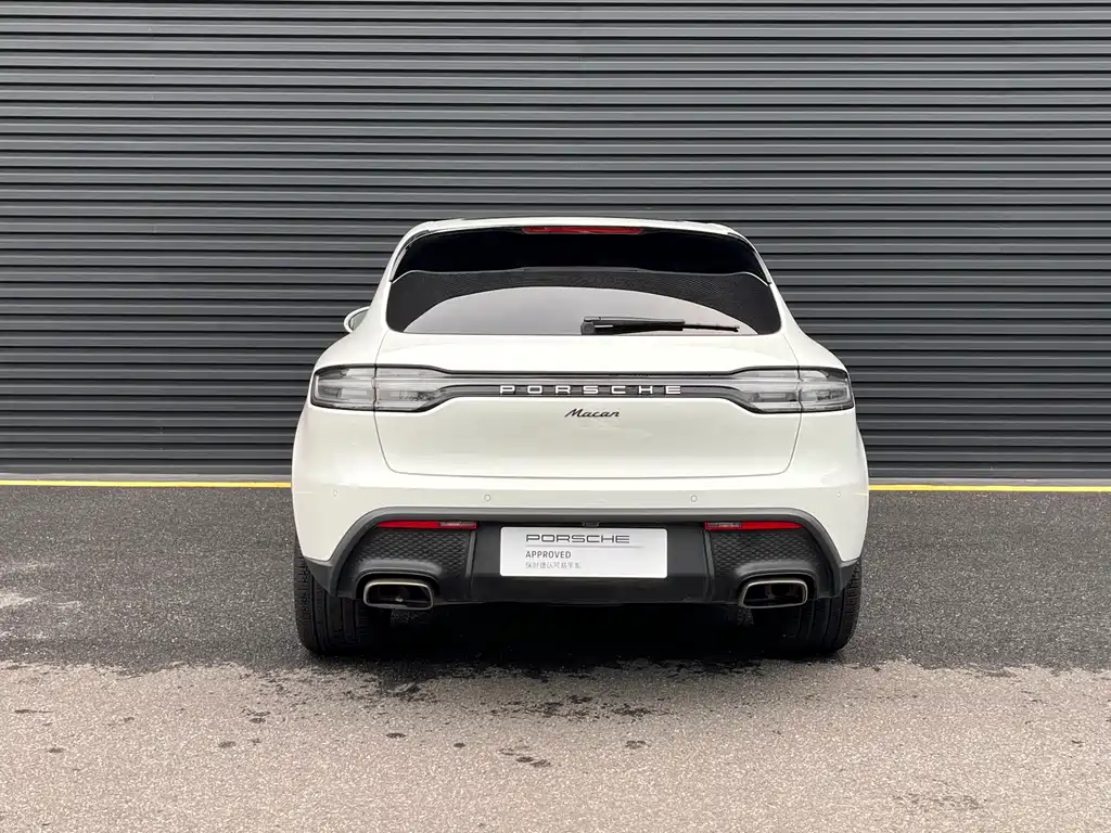 PORSCHE MACAN