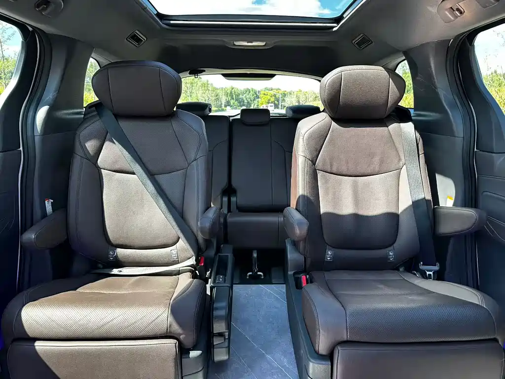 Toyota Granvia — миниатюра 9