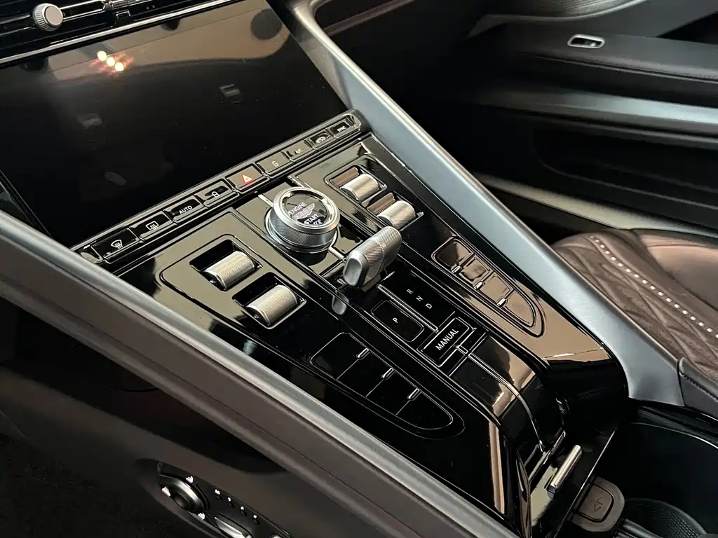 Aston Martin DB12 — миниатюра 4