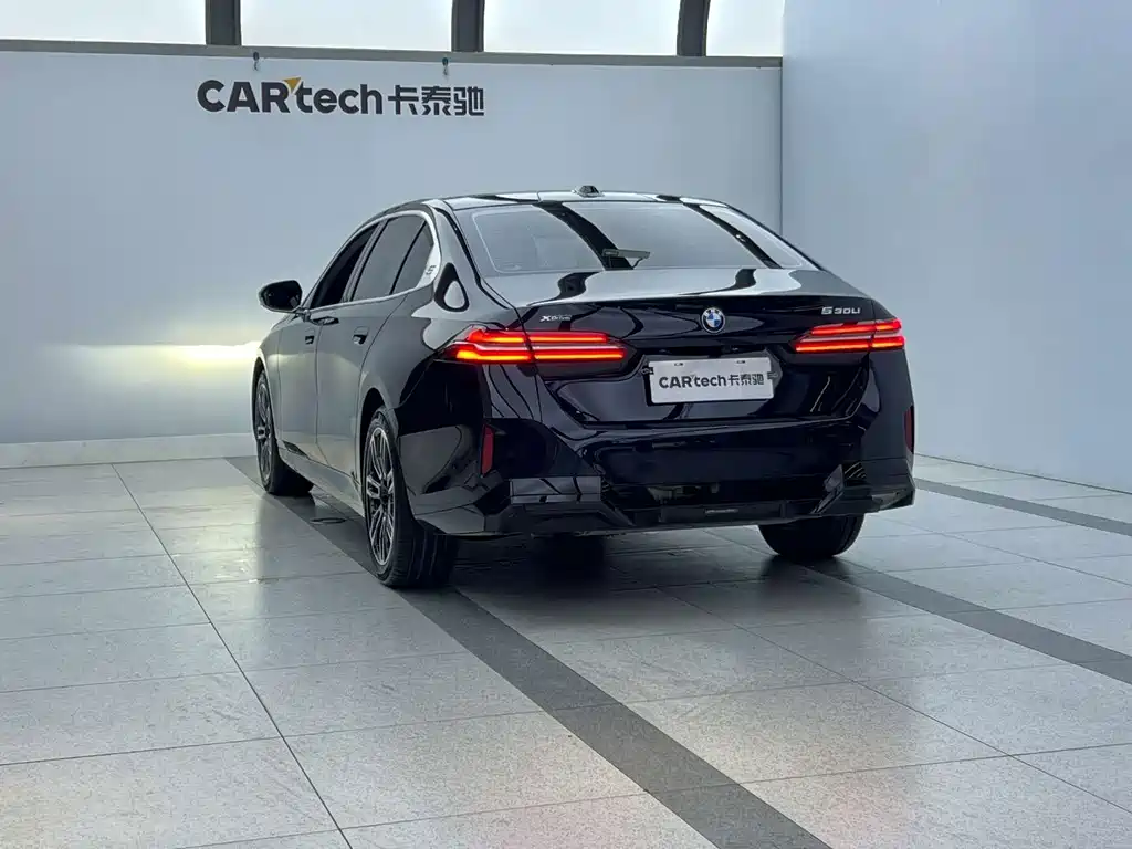 BMW 5 Series — миниатюра 11