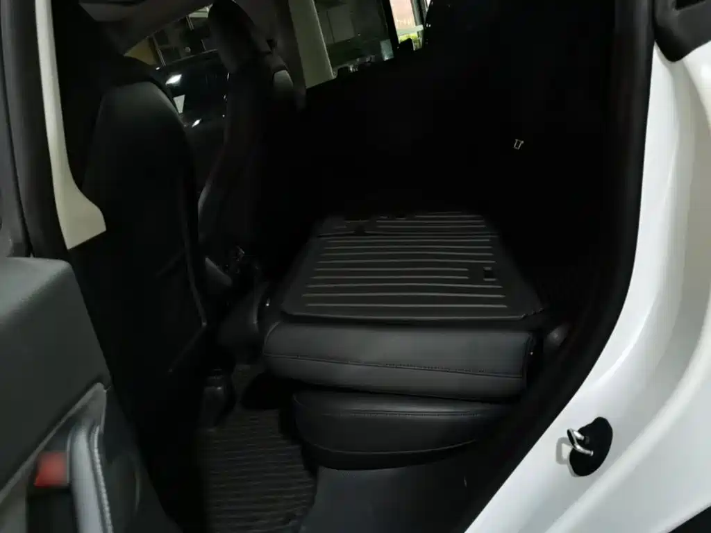 Tesla Model Y — миниатюра 17