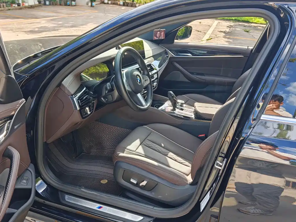 BMW 5 Series — миниатюра 9