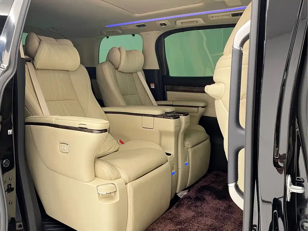 Toyota Alphard — миниатюра 27