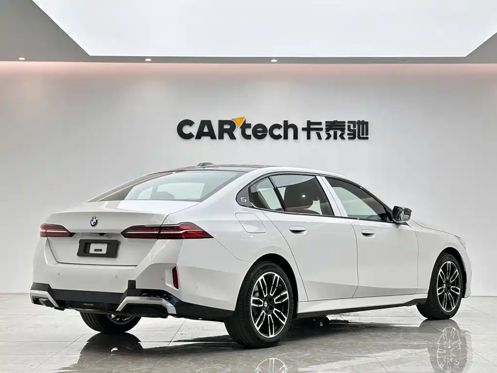 BMW 5 Series — миниатюра 5
