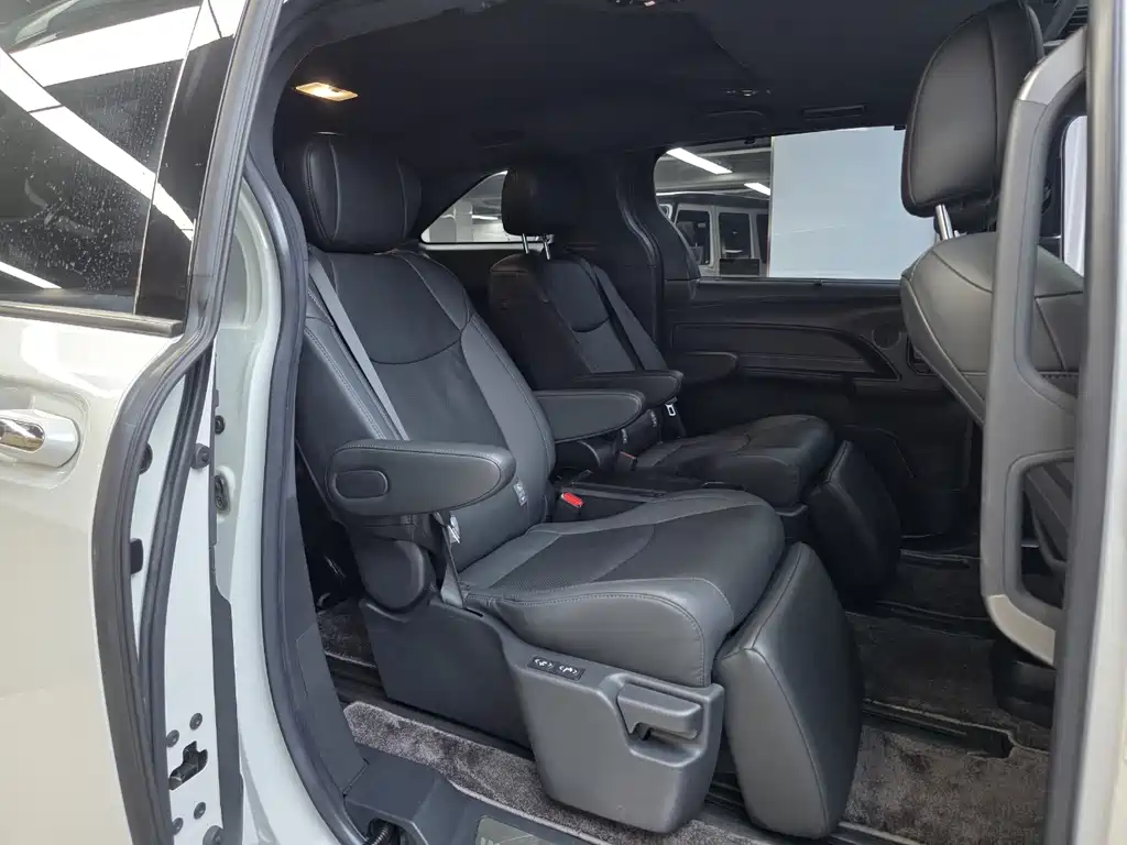 Toyota Sienna — миниатюра 6