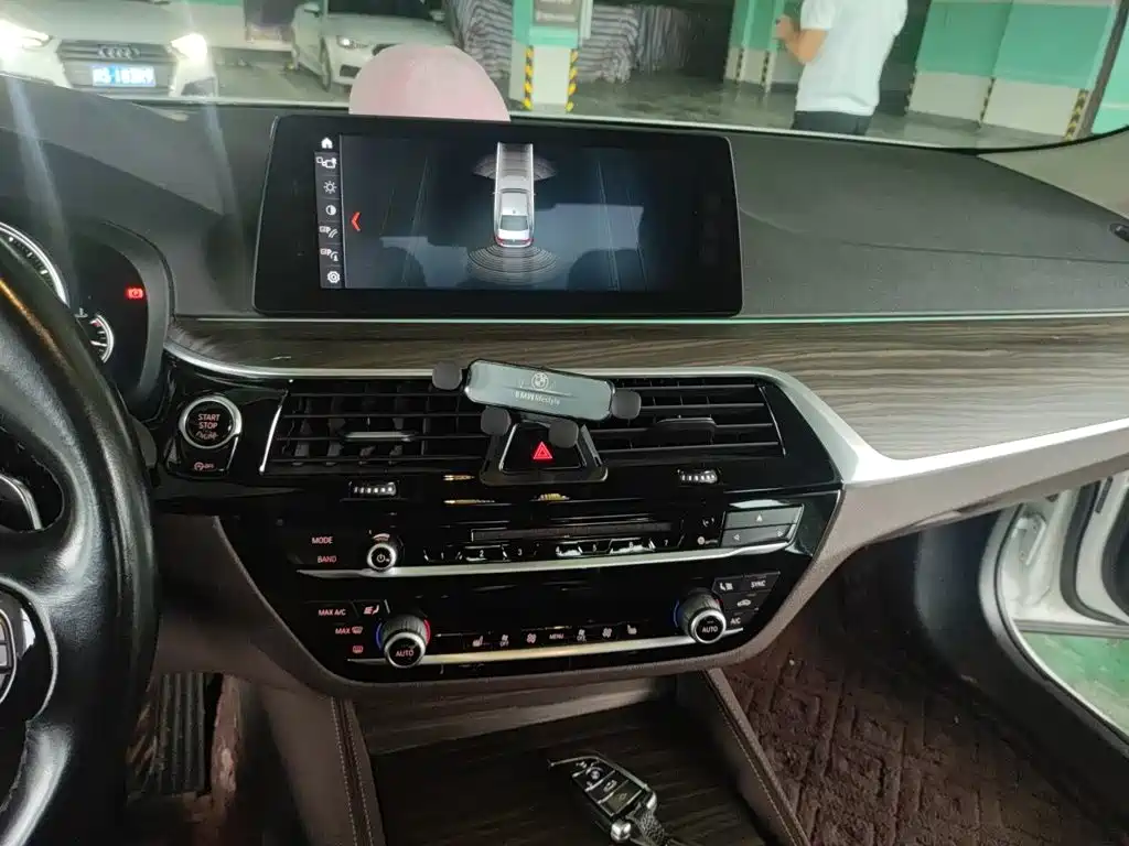 BMW 5 Series — миниатюра 6