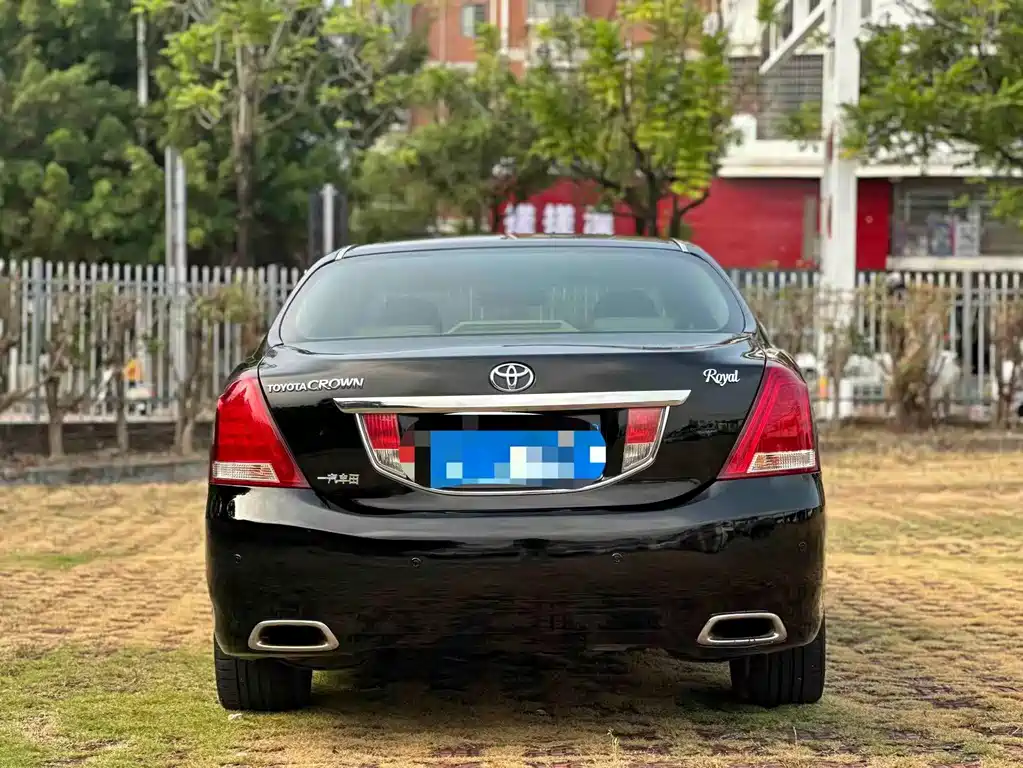 Toyota Crown — миниатюра 8