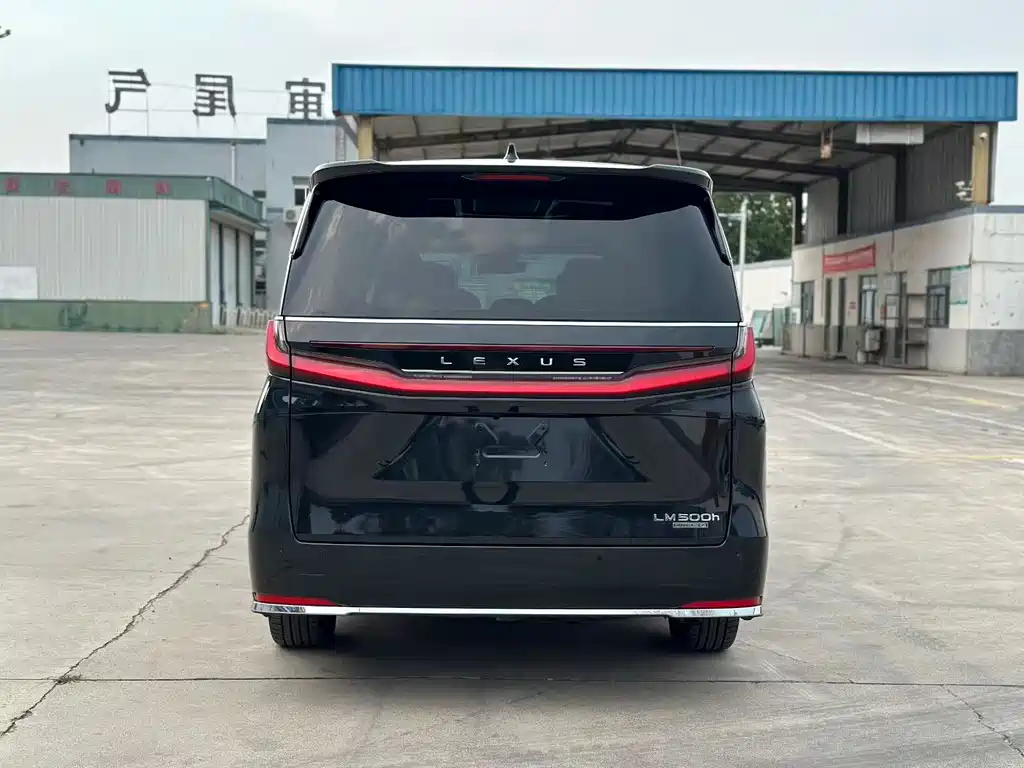 LEXUS LM